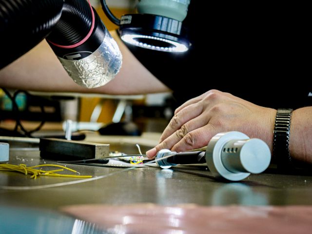A gas sensor is mounted at the workplace.