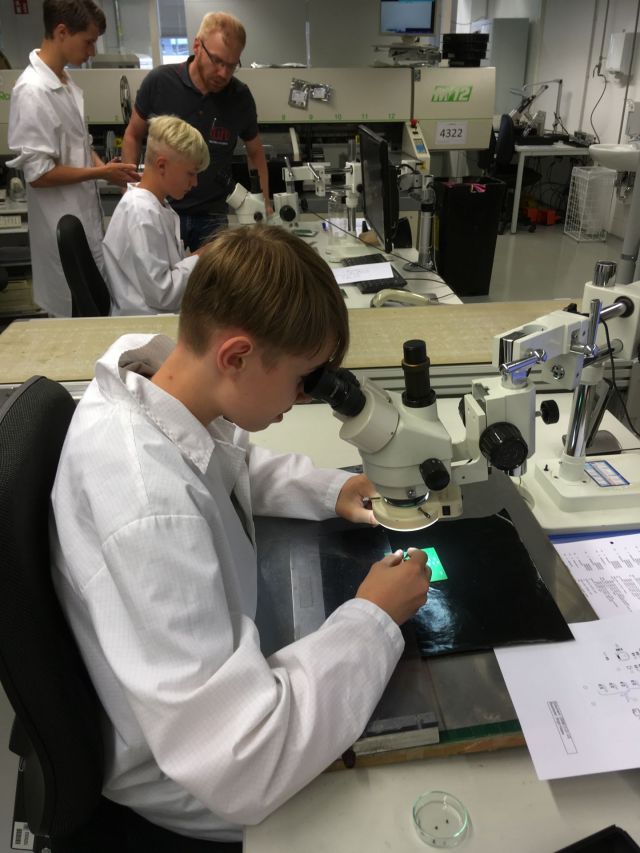 Schüler sitzt am Mikroskop zum IHK Schülercollege
