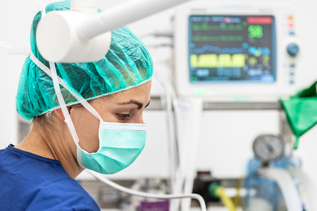 Anästhesie und Beatmung während Operation Anästhesistin im OP