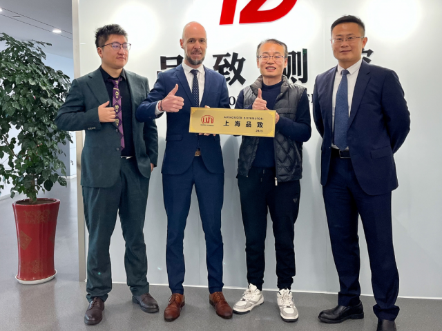 Stefan Dietl überreicht den Golden Award als Anerkennung für den bislang größten Vertragsabschluss in der Geschichte von Micro-Hybrid in China.