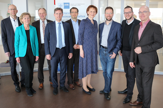 Group picture of representatives from politics and business of the Chamber of Commerce and Industry Eastthuringia on Gera in the Micro-Hybrid