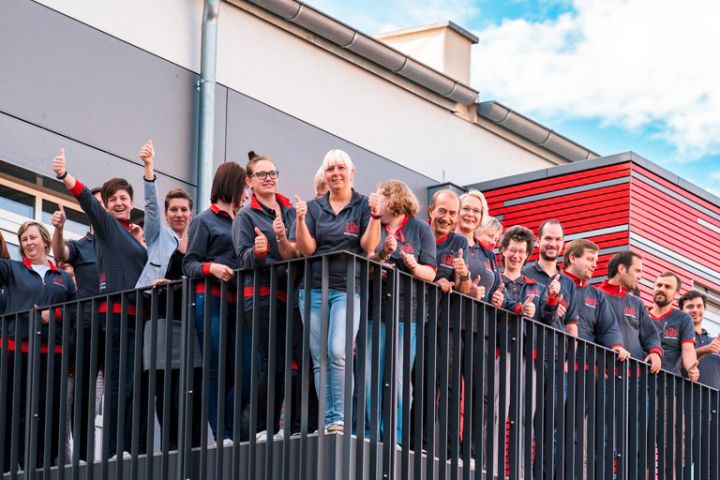 Gruppenbild der Micro-Hybrid-Mitarbeiter auf dem Balkon