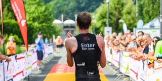 Triathlet Robin Schneider läuft durch Ziellinie
