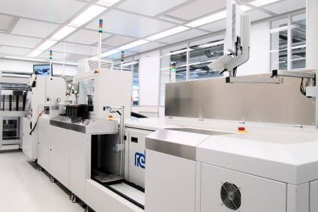 Siebdrucklinie mit Magazintrocknung zur Herstellung von Dickschichtsubstraten für keramische Mehrlagenschaltungen