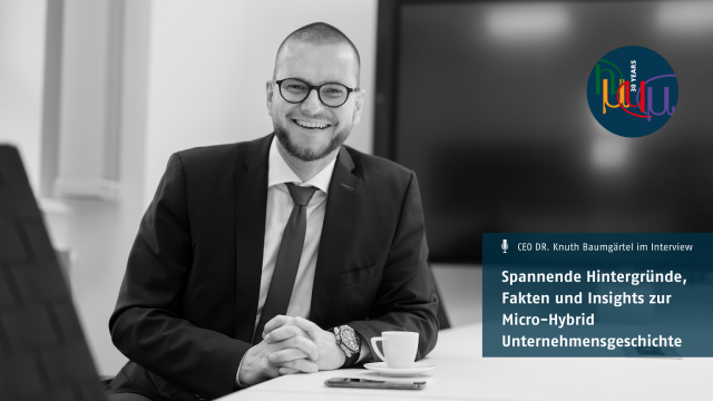 Dr. Knuth Baumgärtel in Interviewsituation am Tisch
