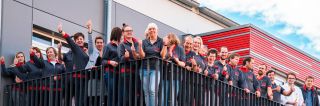 Gruppenbild der Micro-Hybrid-Mitarbeiter auf dem Balkon