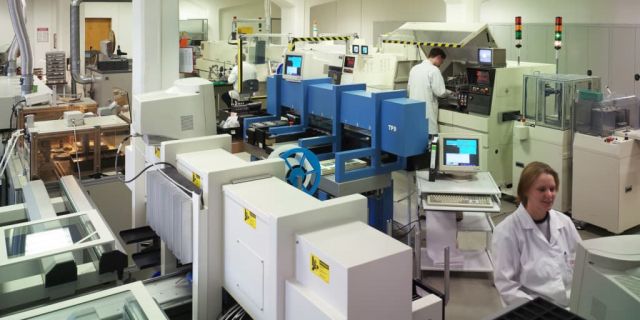 Mitarbeiter im Produktionsraum 1992 Bedienung von Maschinen