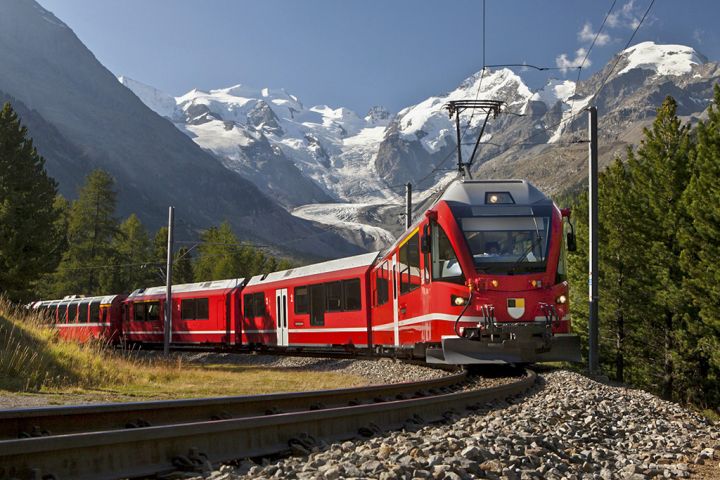 Schweizer Zug durchfährt die Alpen Zug fährt durchfährt Kurve in Bergregion Kurvendetektion