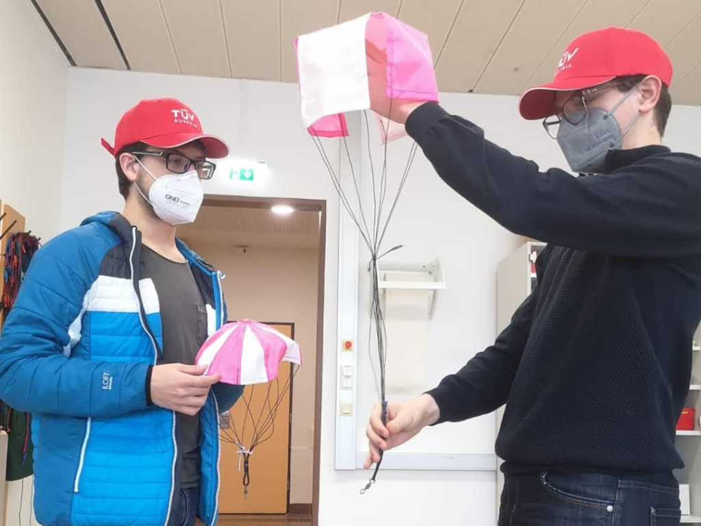 Zwei Mitglieder des Cantaurus Teams überprüfen den Fallschirm auf seine Funktionstüchtigkeit