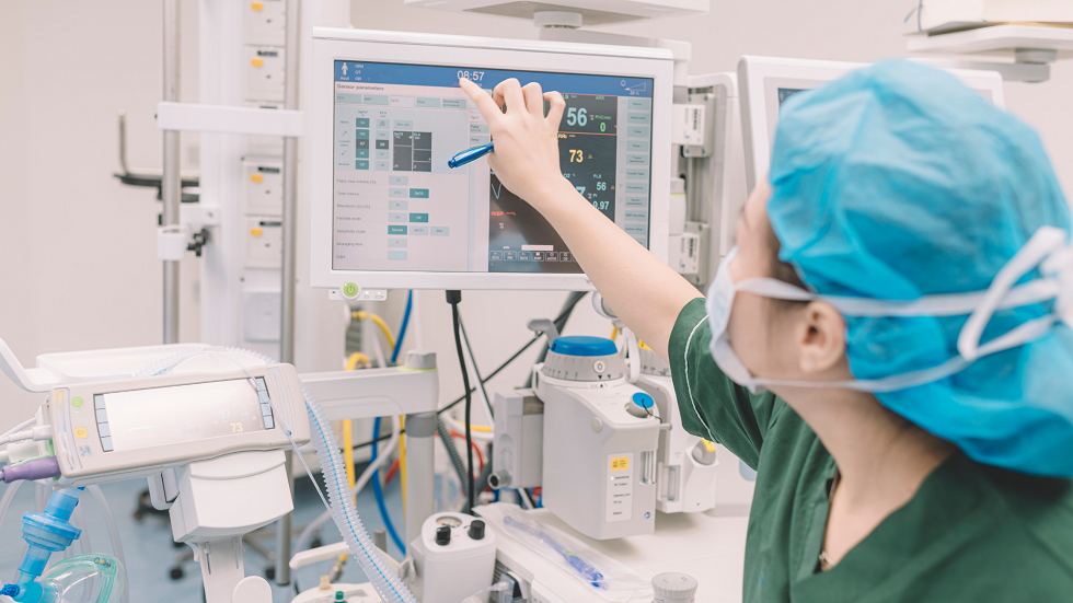 Anesthesiologist in the operating room using the surveillance monitor