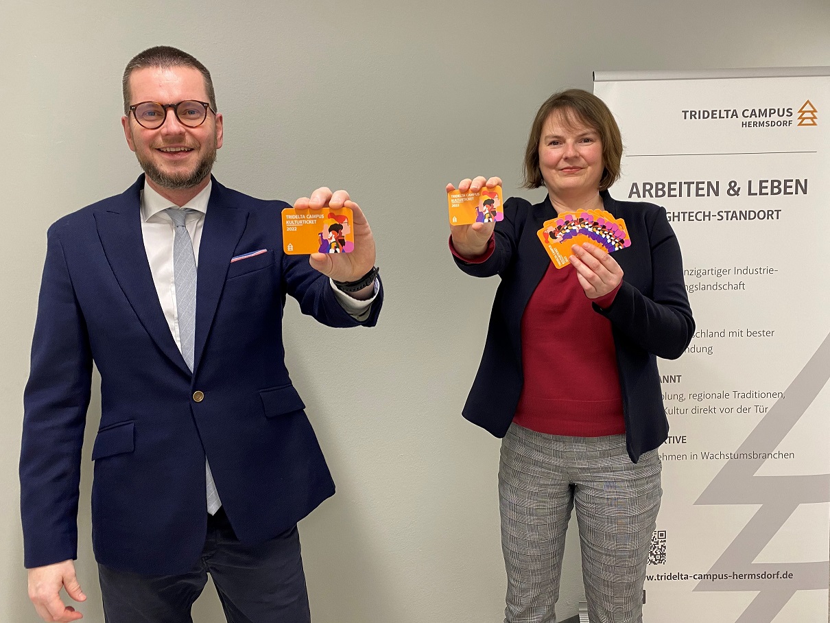 Board member Konstanze Hartmann hands over the tickets to CEO Dr. Knuth Baumgärtel