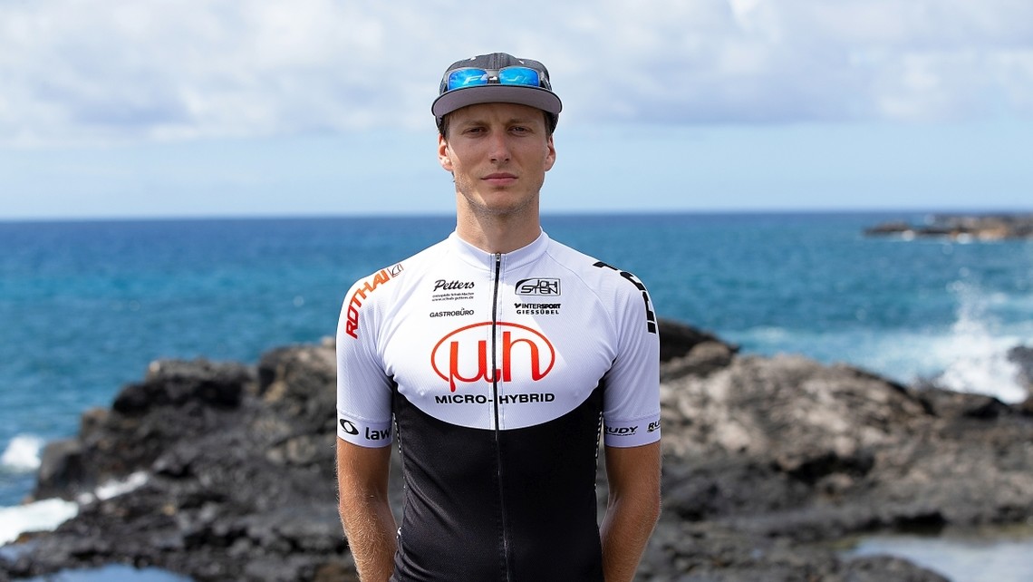 Triathlet Robin Schneider Meer und Felsen im Hintergrund
