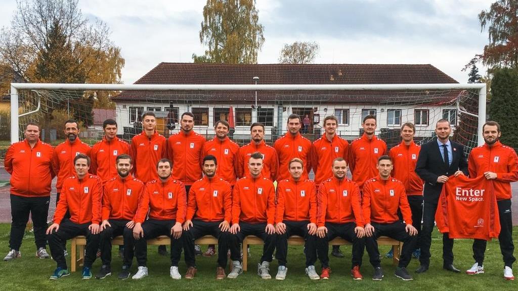 Fußballmannschaft SV Hermsdorf mit Knuth Baumgärtel Geschäftsführer Micro-Hybrid