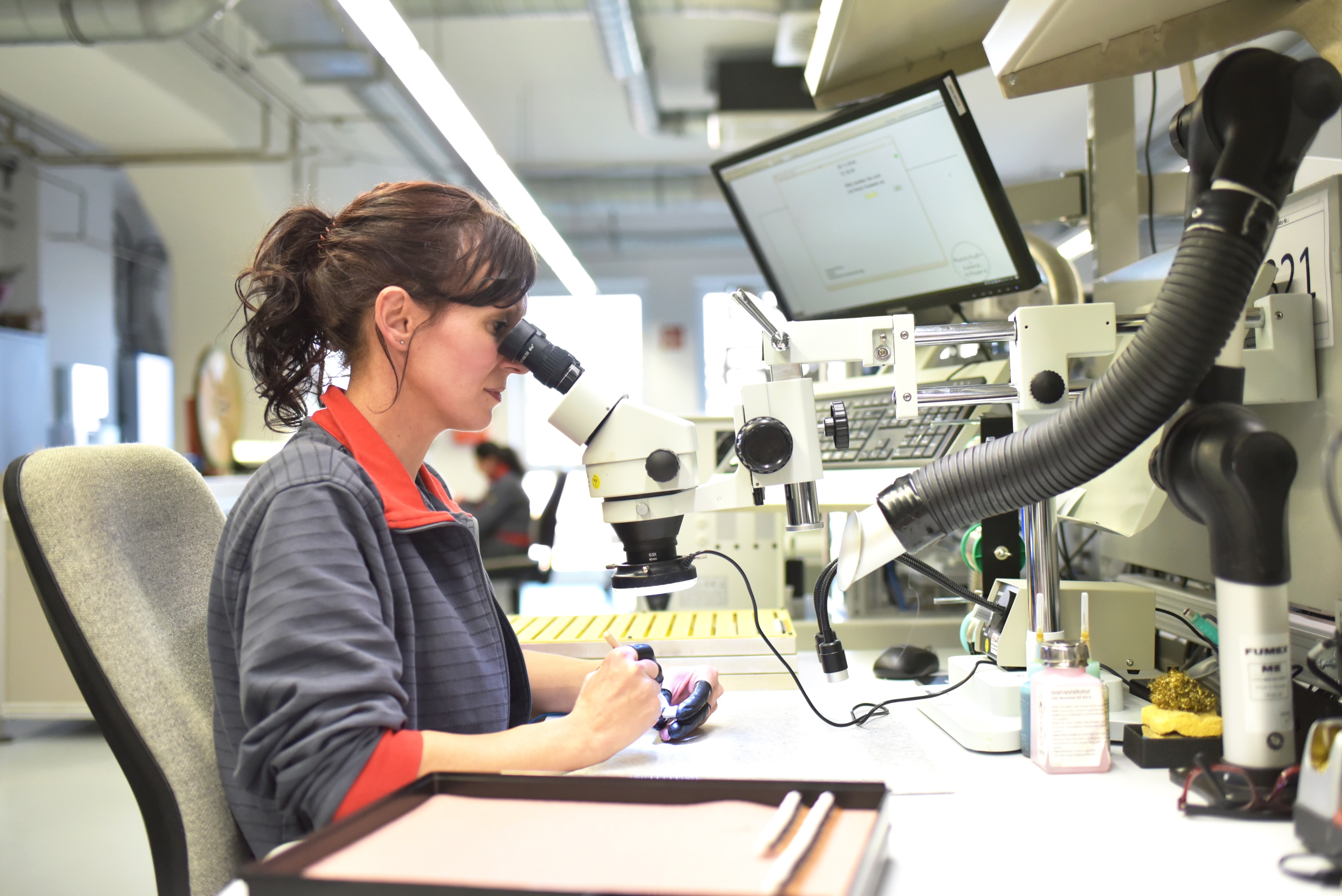 Mitarbeiterin bei der Montage elektronischer Bauelemente II