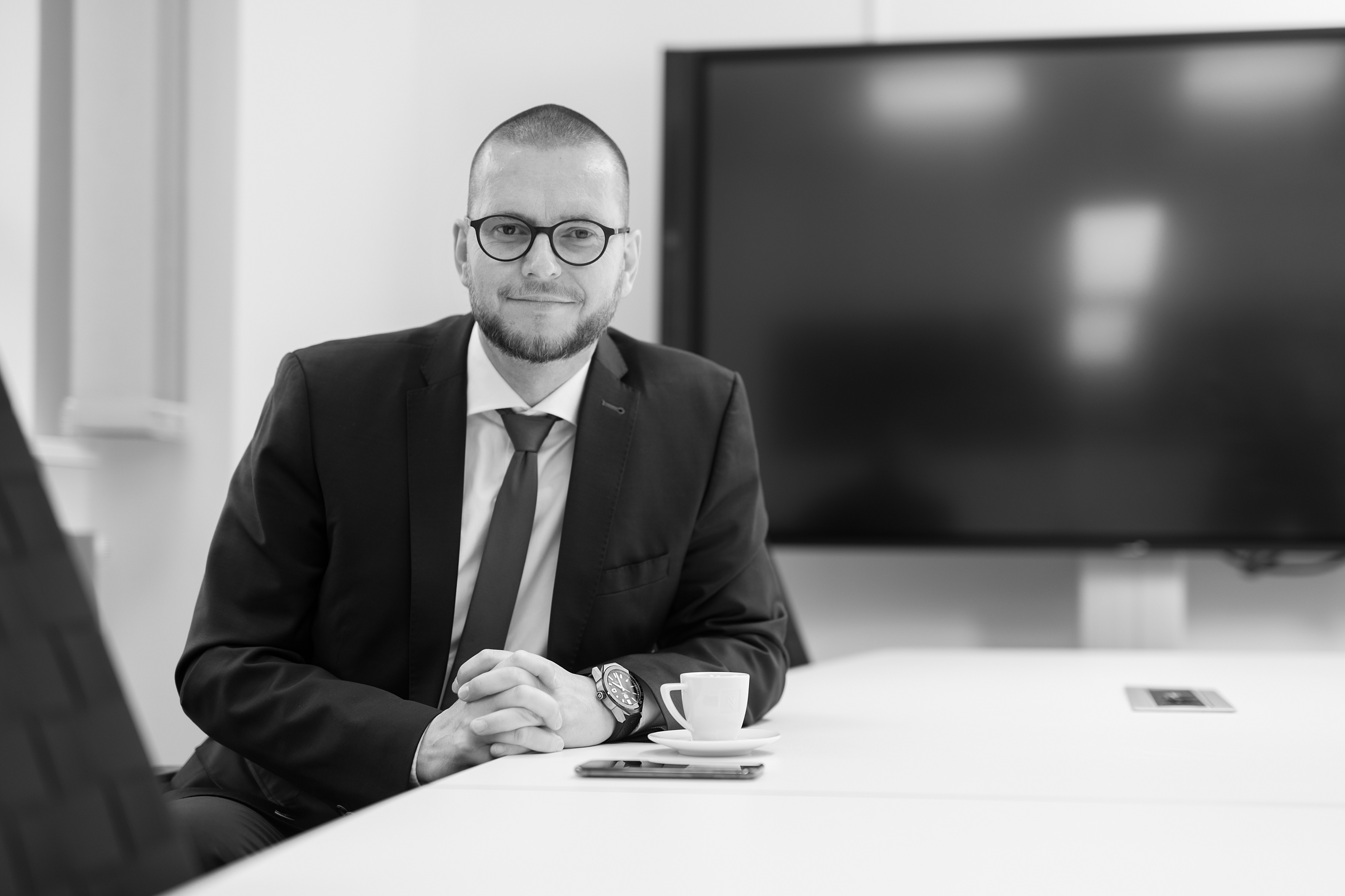 CEO Dr. Knuth Baumgärtel - Photo in the conference room at the headquarters in Hermsdorf
